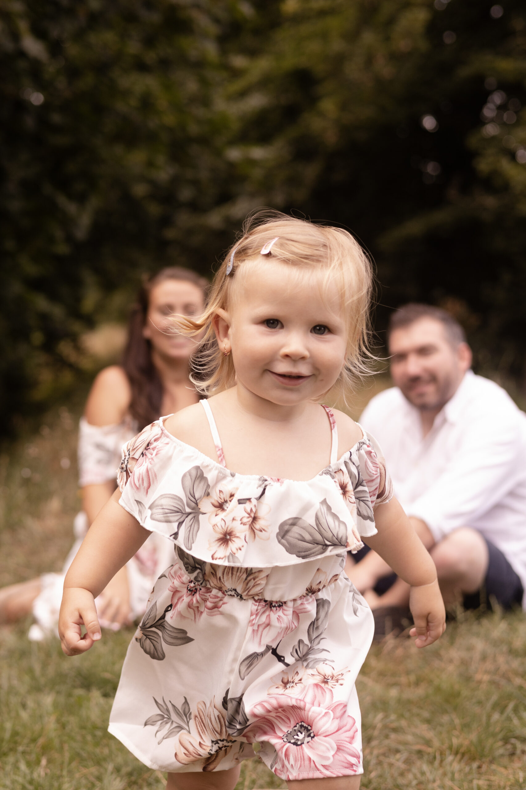En varm och levande familjestund ute i naturen under sommaren, full av kärlek och glädje.